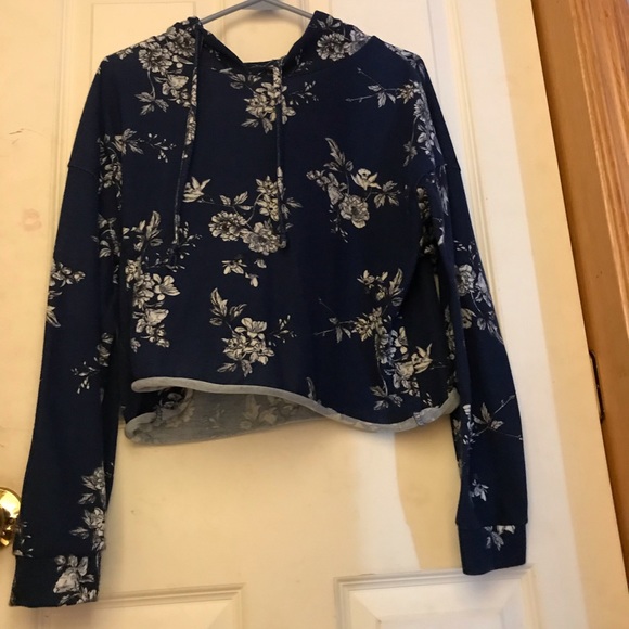 Long sleeve light weight cropped hoodies (bundle) - Picture 4 of 5